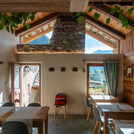 Au Coeur Du Village D'hotes & Pensjonat Arnad