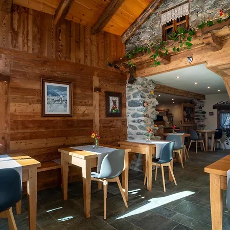 Au Coeur Du Village D'hotes & Pensjonat Arnad